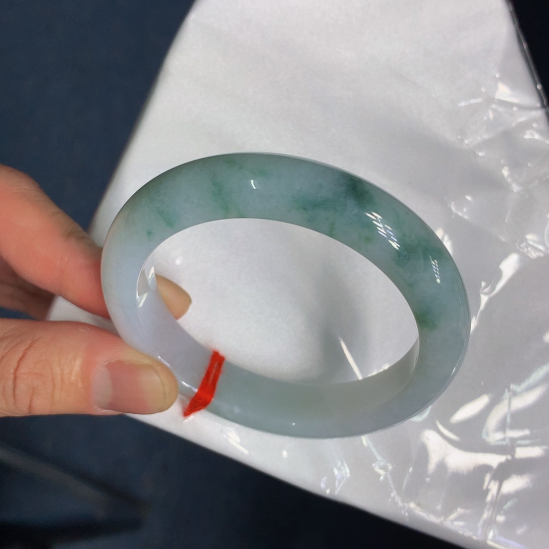 翡翠手镯未镶嵌翡翠