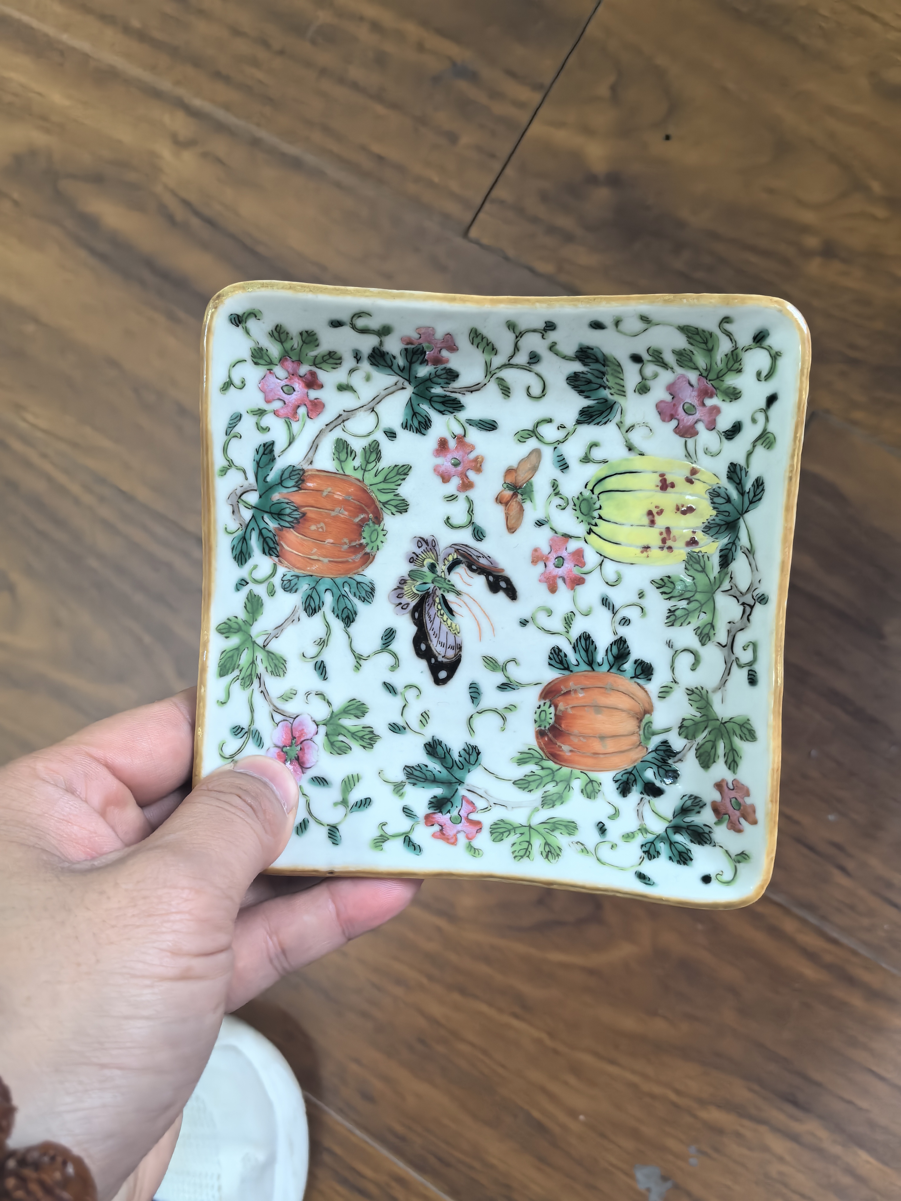 粉彩蝶恋花纹供盘