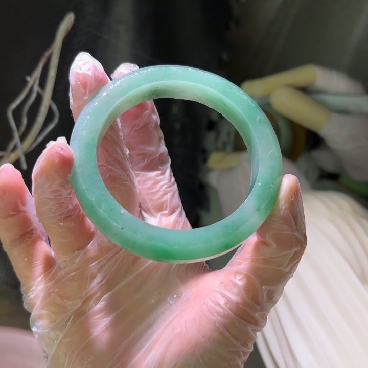 秀***，石英质玉（非洲翠）未镶嵌手镯定制