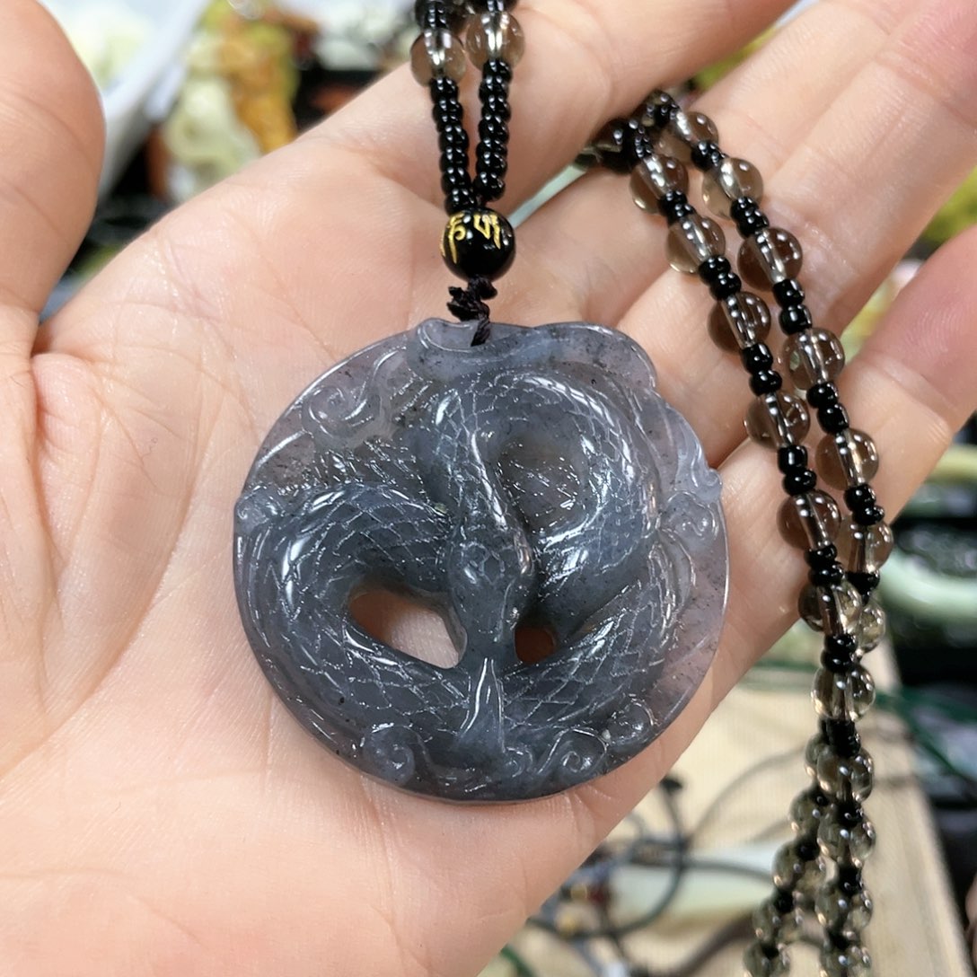 蛇纹石玉颈饰未镶嵌