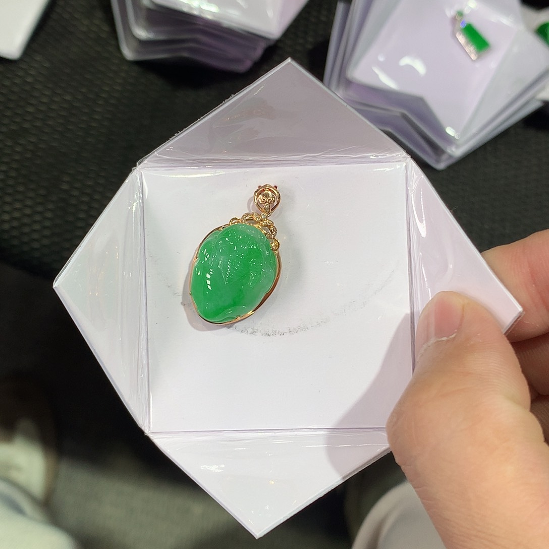 翡翠吊坠(赠链)18K金镶嵌