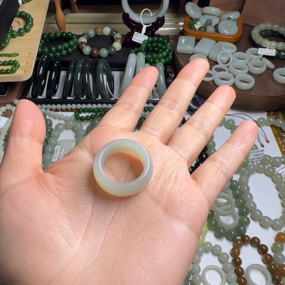 星***上和田玉未镶嵌手链