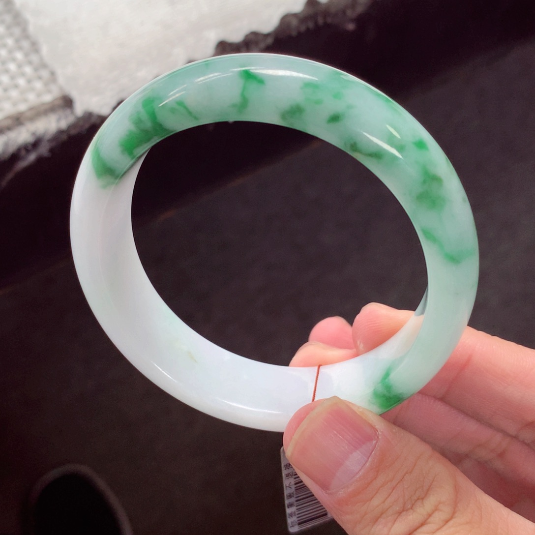 翡翠手镯未镶嵌缅甸