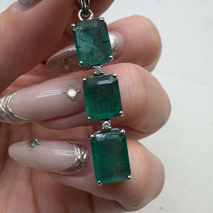 未镶嵌颈饰祖母绿