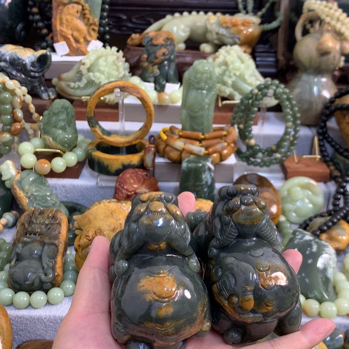 沙***鹰岫岩河磨玉（透闪石质玉）未镶嵌把件