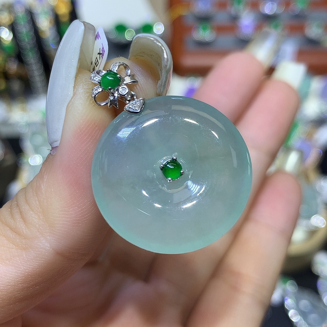 翡翠18K金镶嵌颈饰