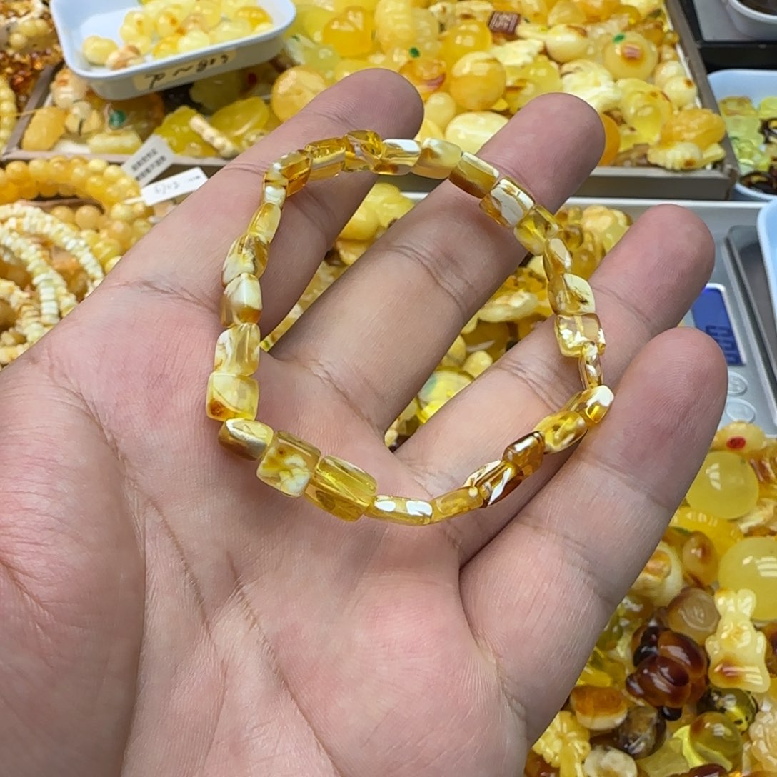 卤***飯琥珀未镶嵌裸石3.65克