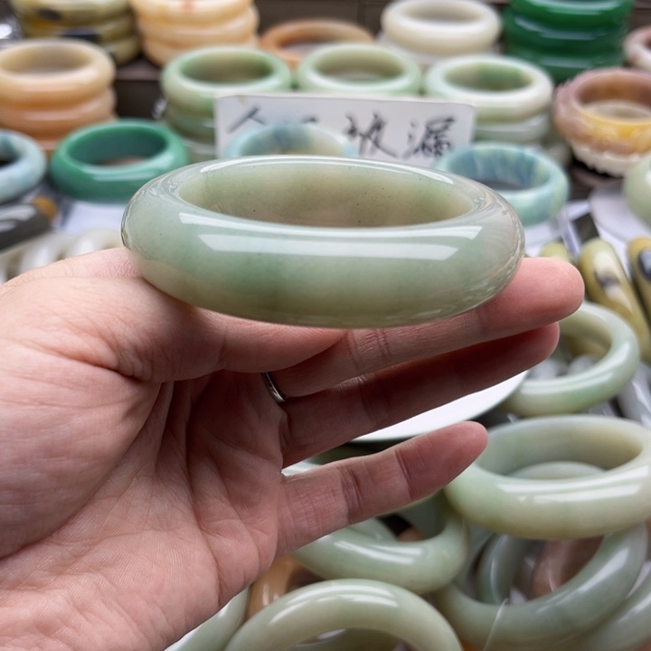 石英质玉手镯未镶嵌花*