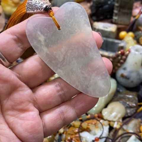 蛇纹石玉手把或挂件未镶嵌