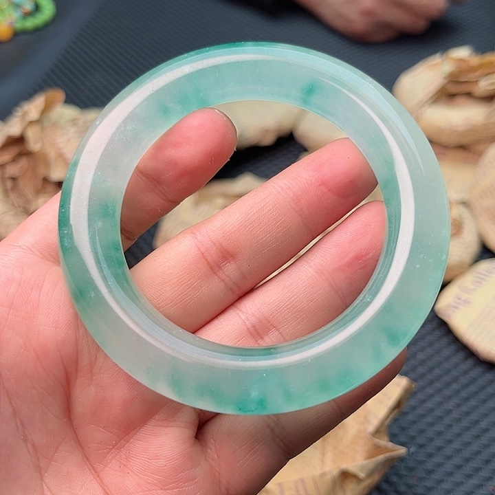翡翠手镯未镶嵌60啊啊