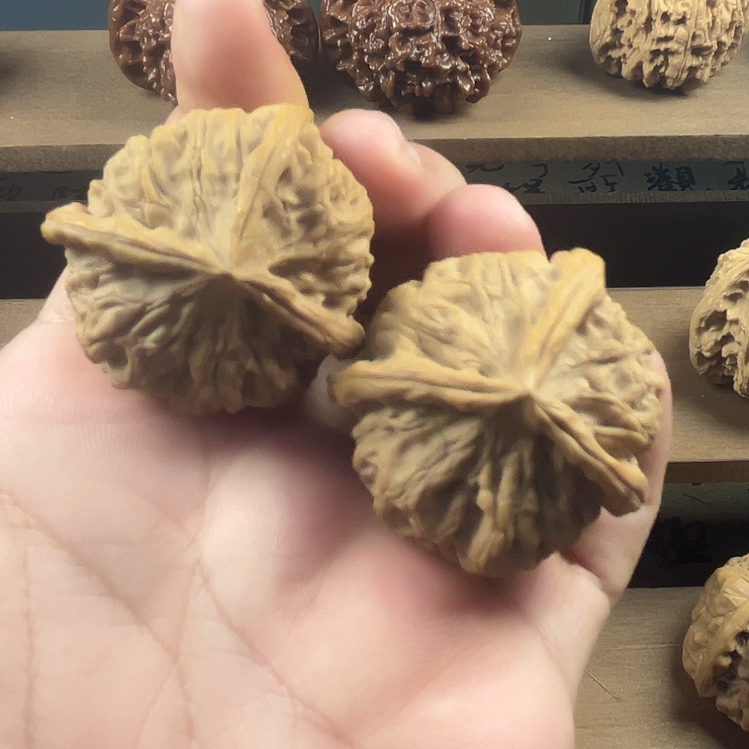 一***妳文玩核桃吊坠三棱