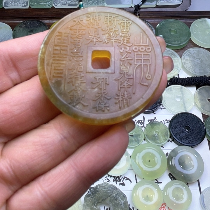 蛇纹石玉颈饰未镶嵌?****