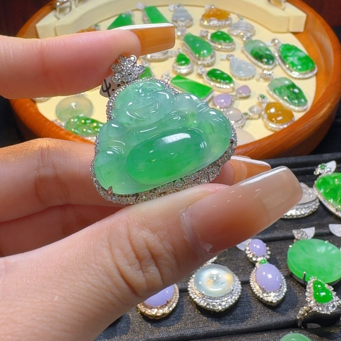 翡翠18K金镶嵌颈饰佛公吊坠