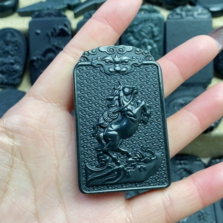 和田玉（青玉）颈饰未镶嵌双面雕刻