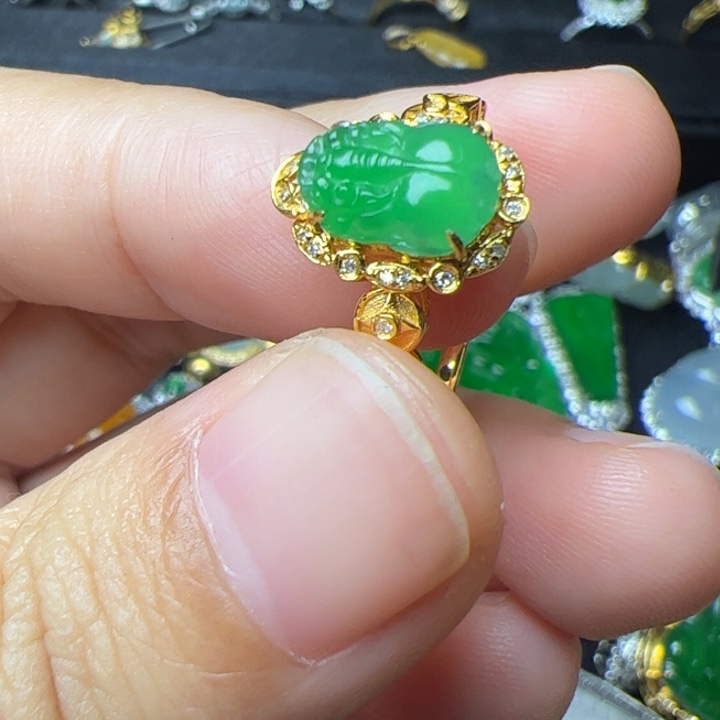 翡翠18K金镶嵌戒指
