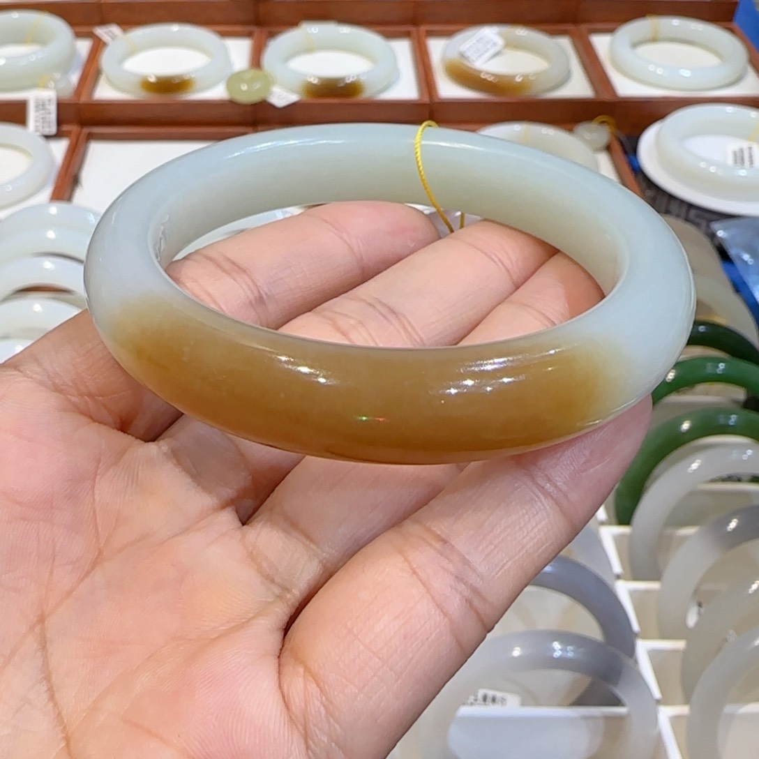 和田玉手镯未镶嵌