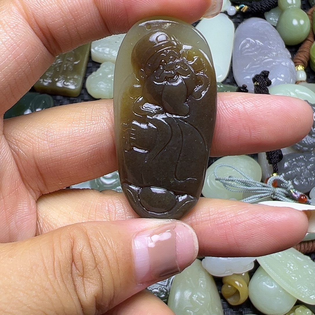 和田玉未镶嵌颈饰背后有棉漏，卡46.4