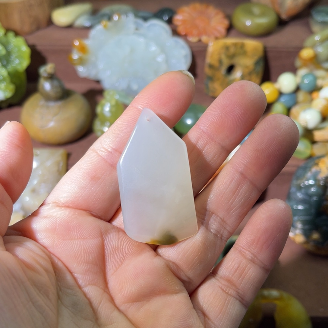 蛇纹石玉未镶嵌颈饰