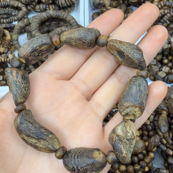 沉香手串村*人沉香绿奇楠树丁留疤17.8