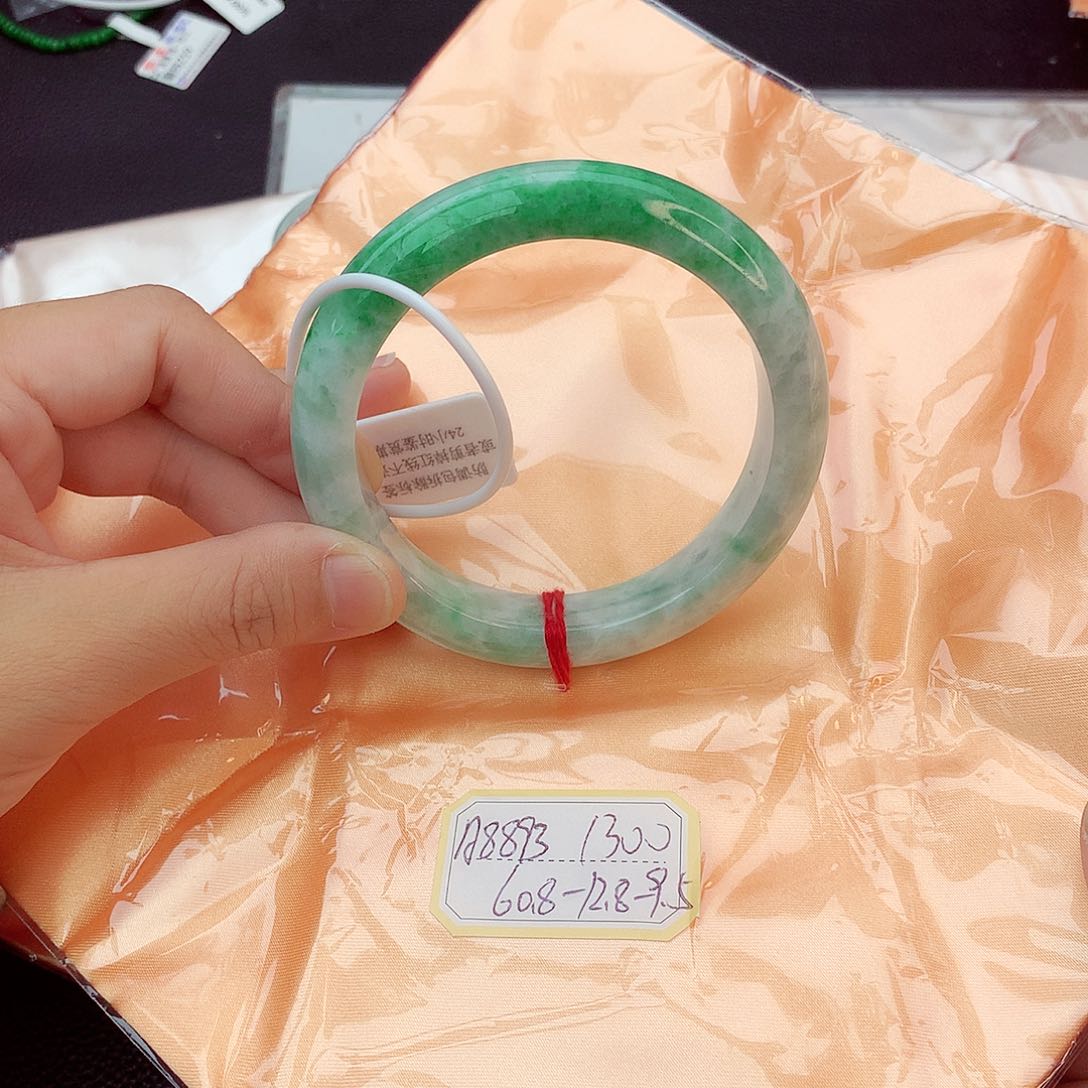 翡翠手镯未镶嵌翡翠
