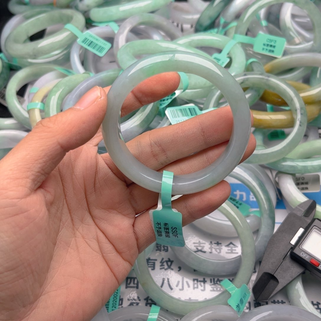 未镶嵌手镯翡翠5556。 106
