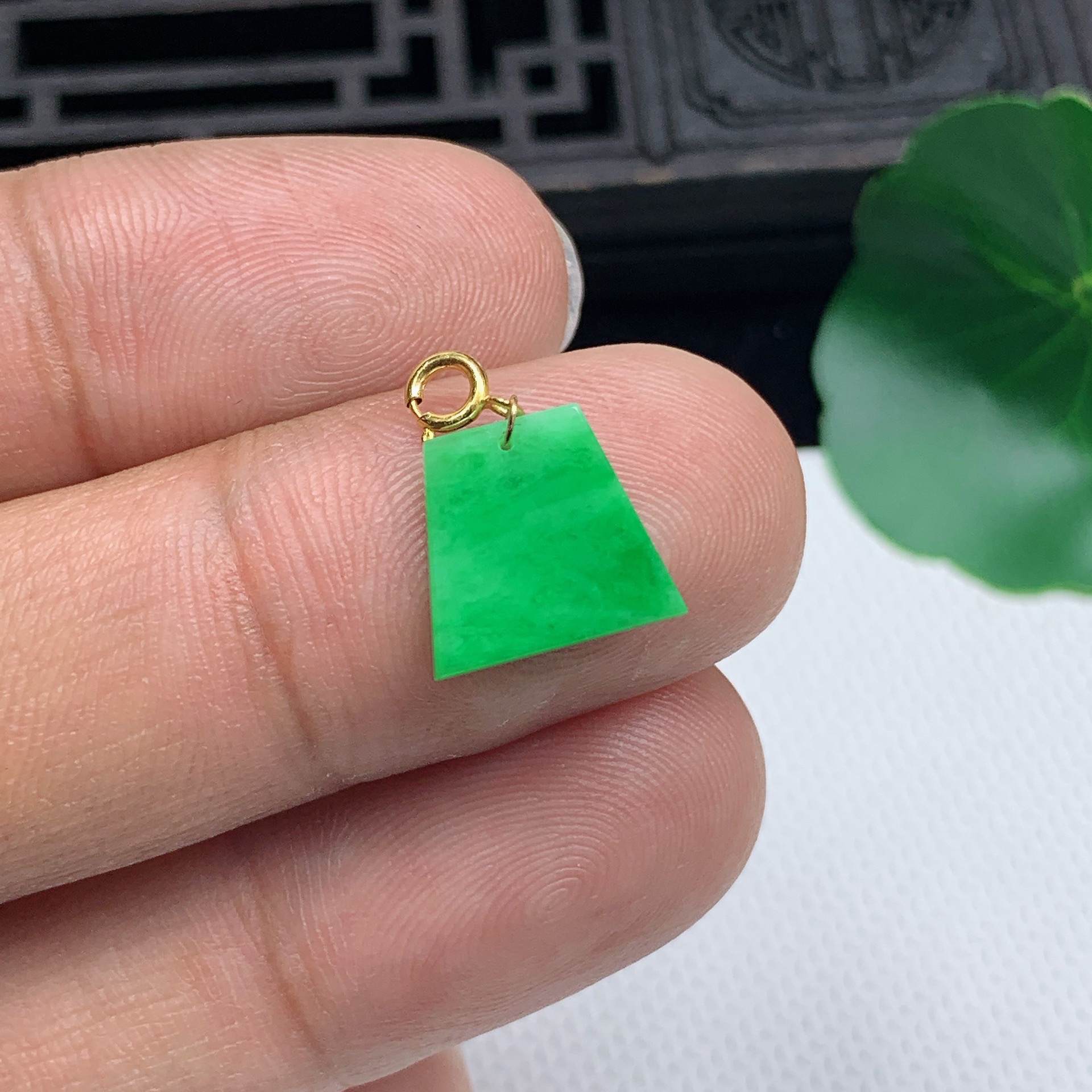 天然翡翠A货18K金扣精美飘阳绿素面牌小吊坠尺寸10.5*11.7*1.7mm
