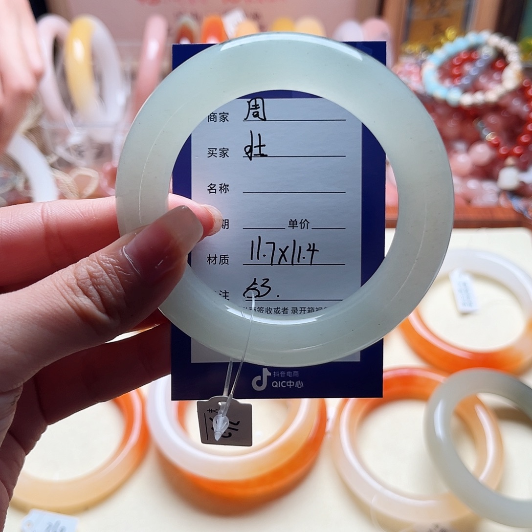 壮***啦石英质玉未镶嵌手镯