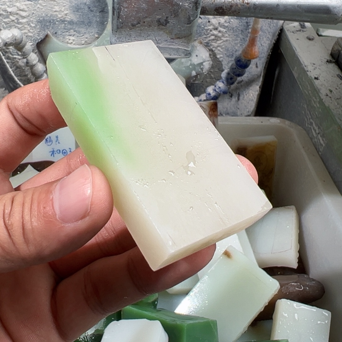 笑***！和田玉未镶嵌车挂