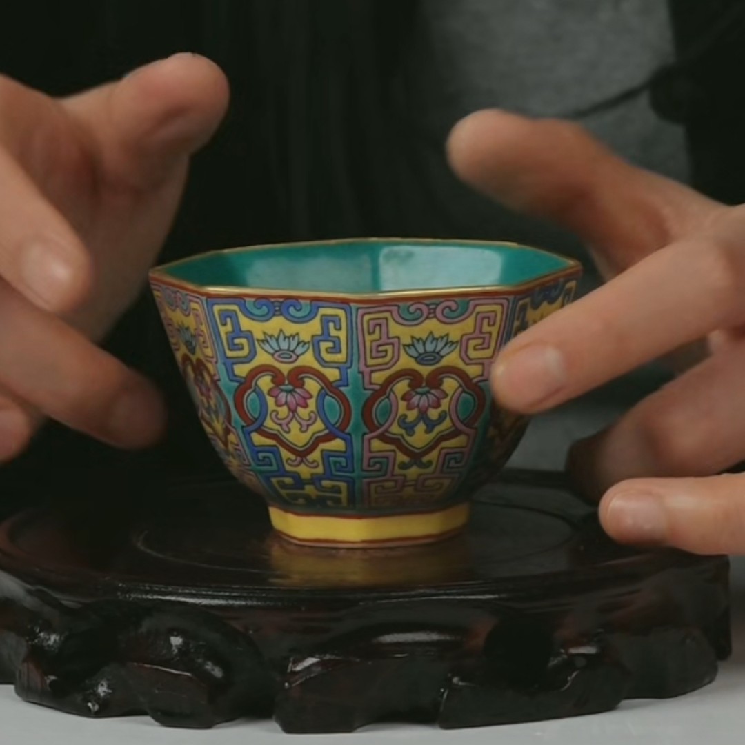 M内松石绿釉外开窗粉彩如意莲纹杯