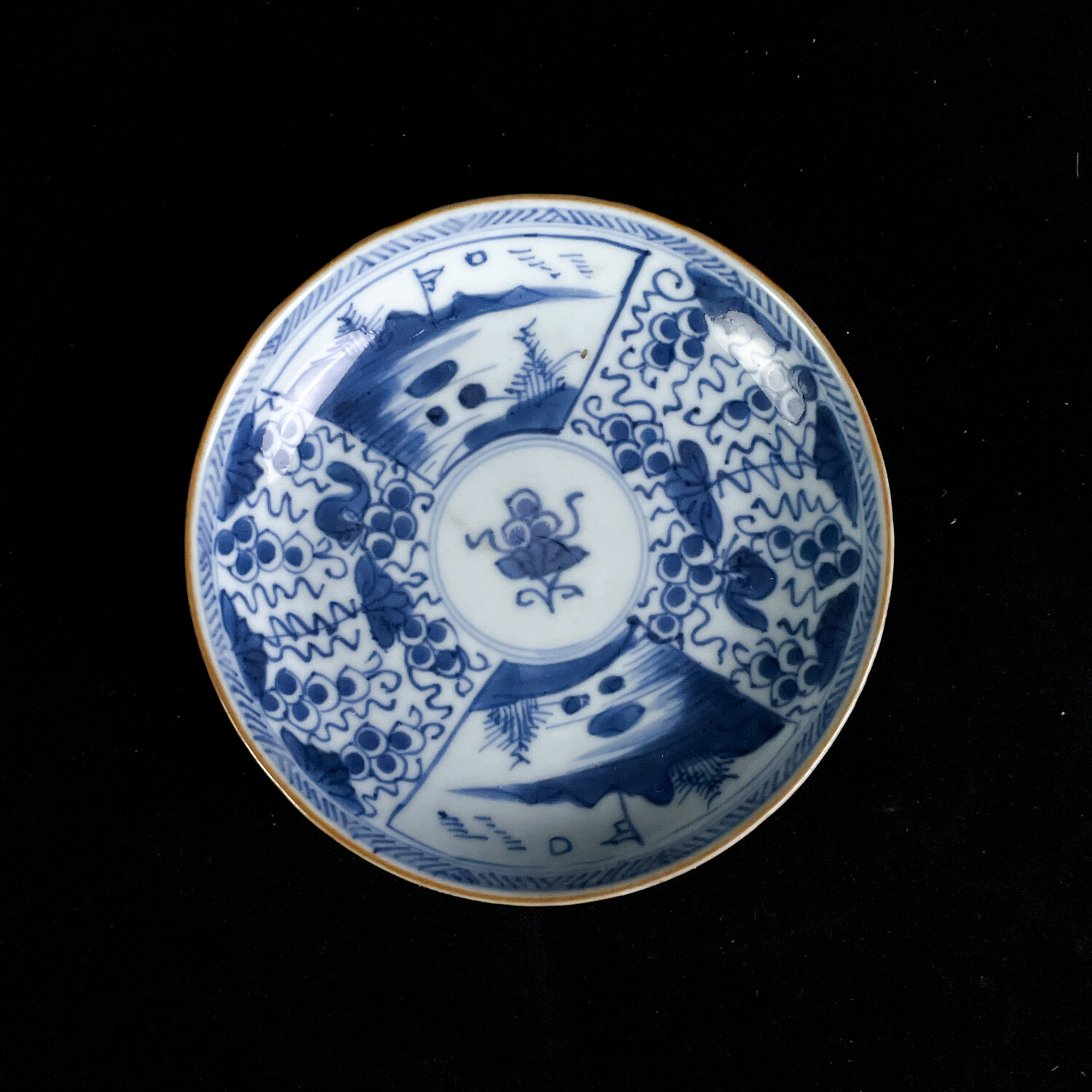 M25L9005389 - 清康熙 青花葡萄开窗山水纹小盘