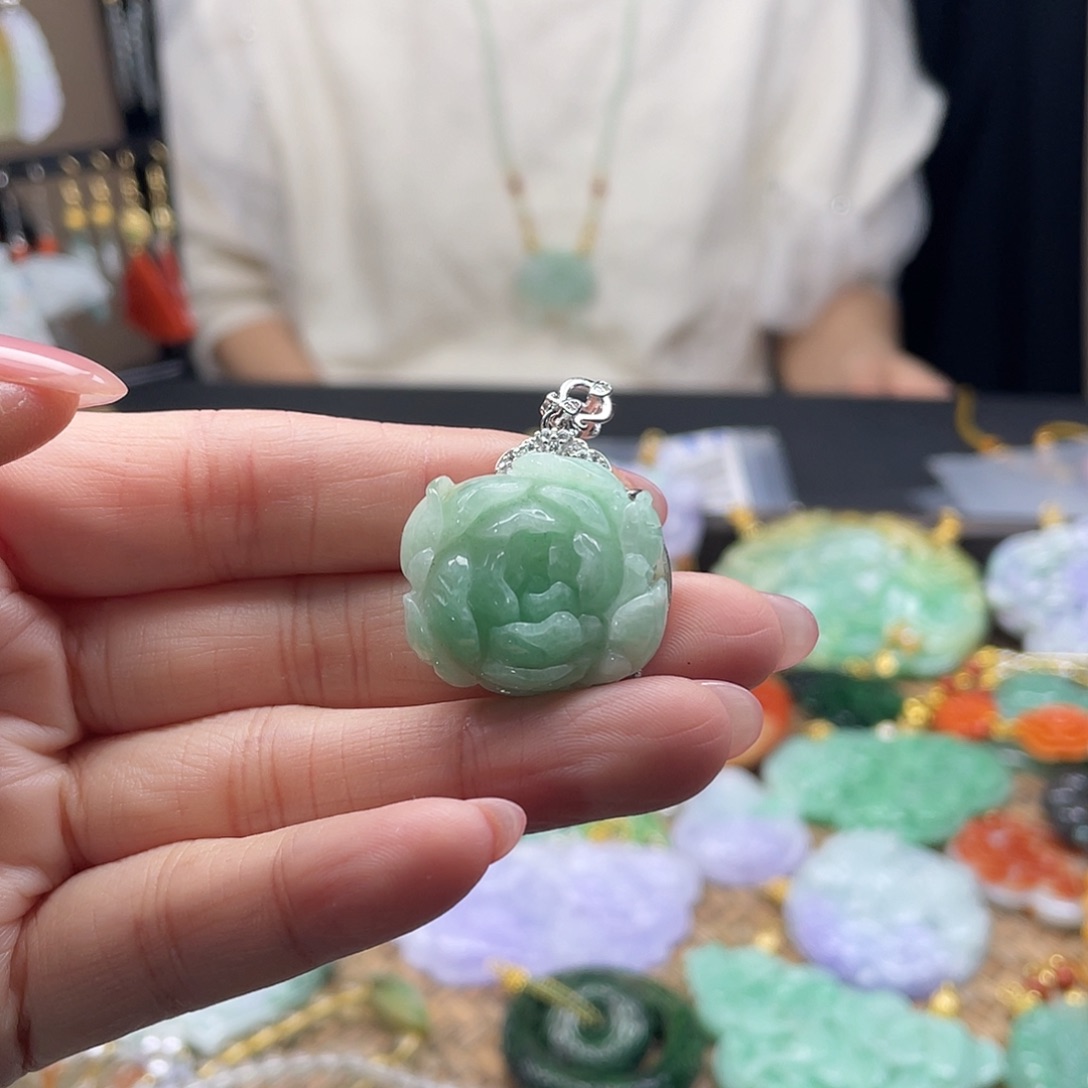 翡翠未镶嵌颈饰待编织