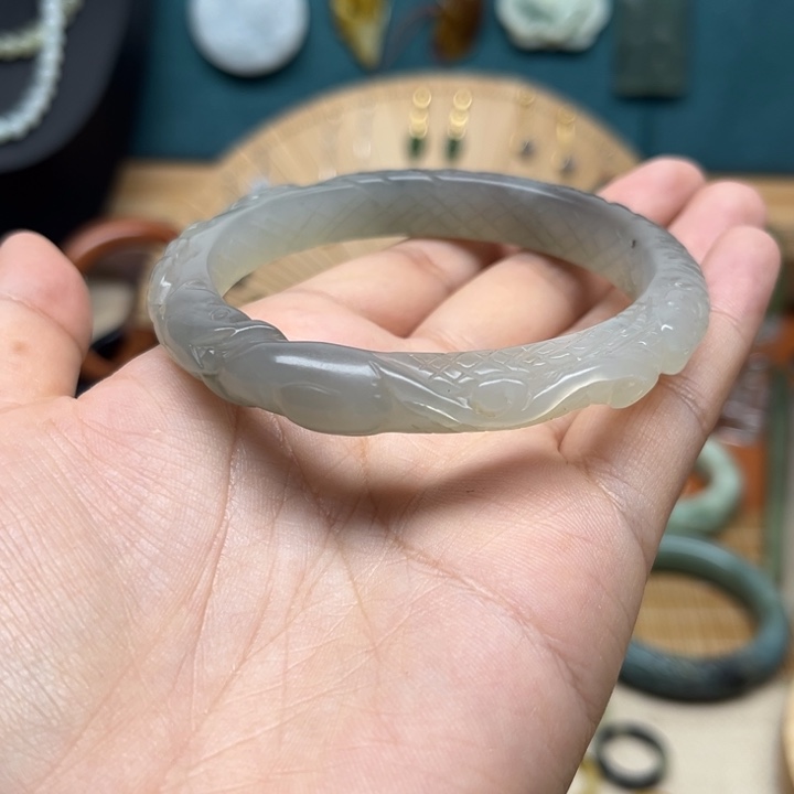 蛇纹石玉手镯未镶嵌