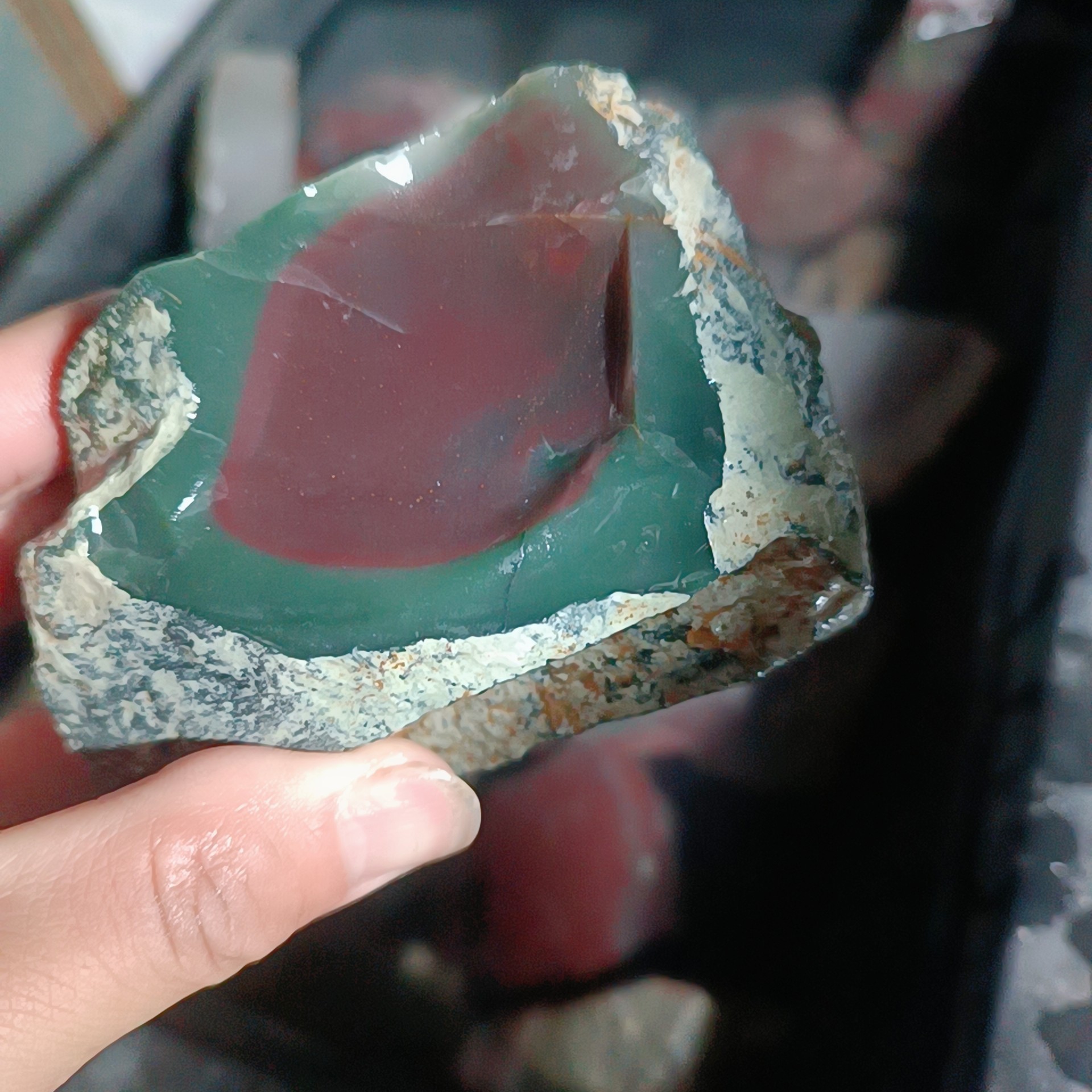 秦岭原矿秦紫玉原石可雕刻可观赏如图所示