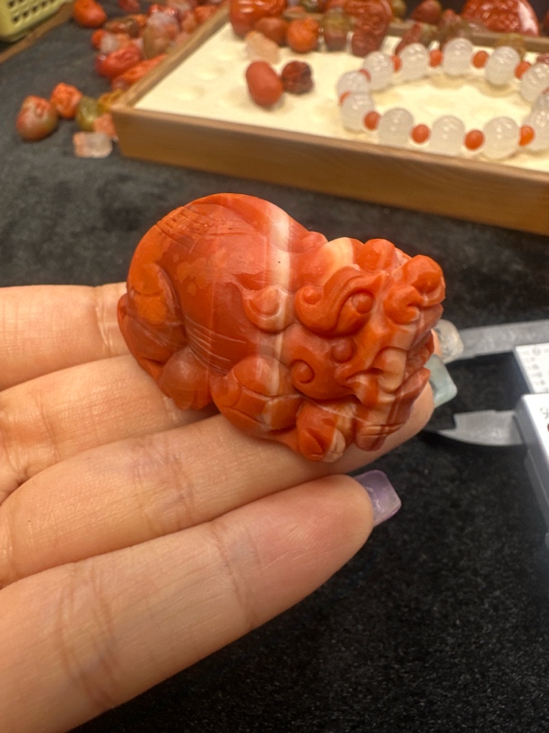 红白料貔貅雕刻件