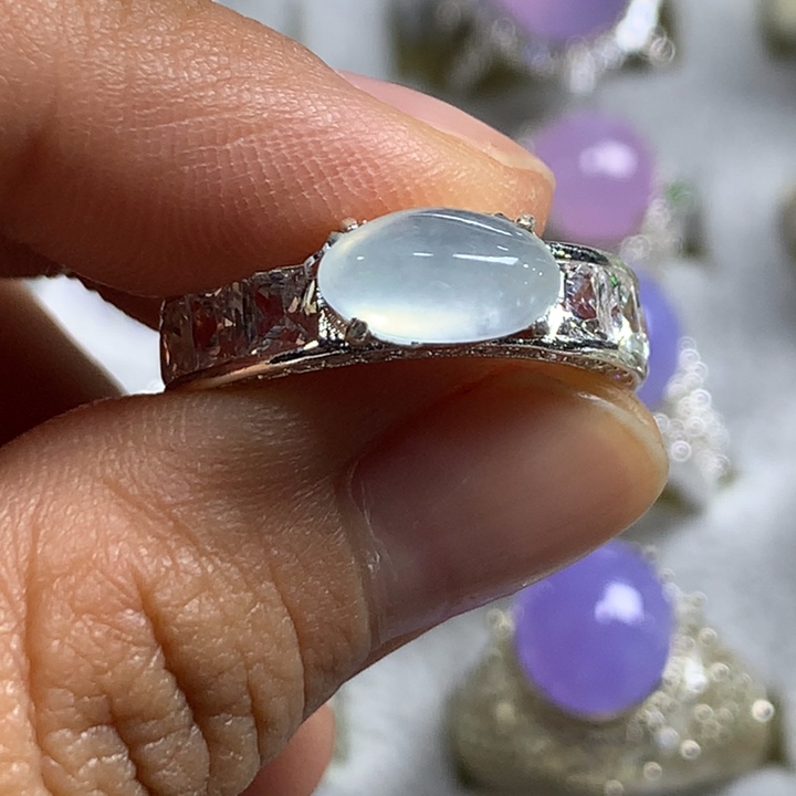 翡翠未镶嵌戒指铜托，卖裸石，需要二次镶嵌