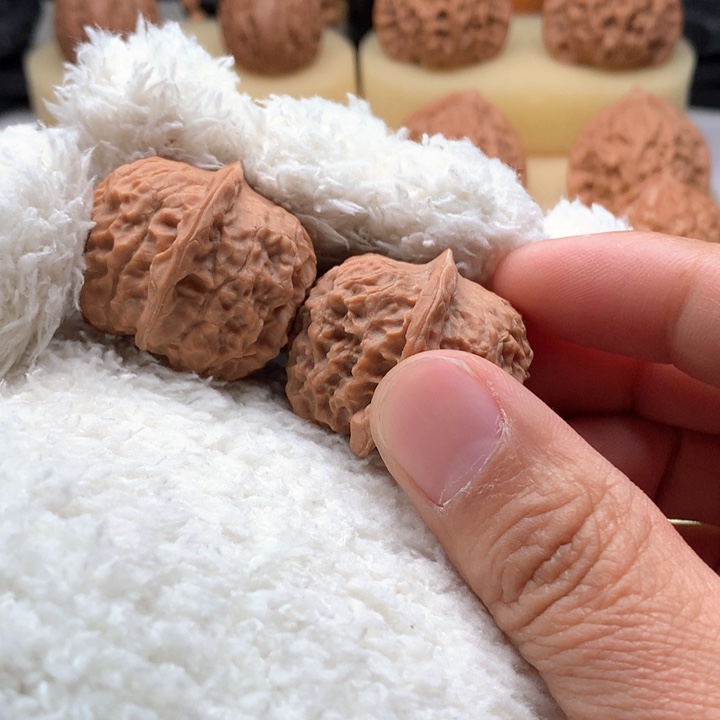 文玩核桃吊坠金锭子