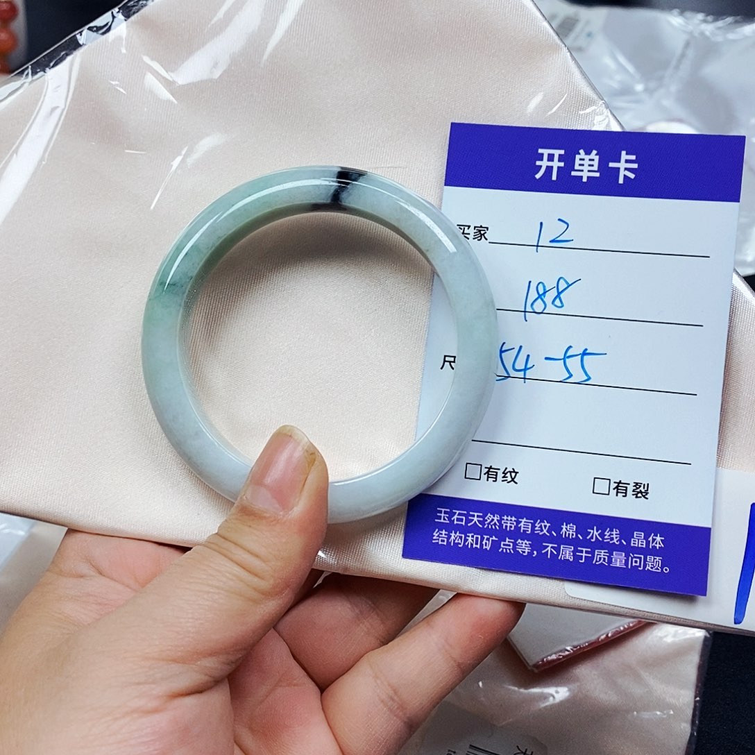 翡翠手镯未镶嵌翡翠手镯