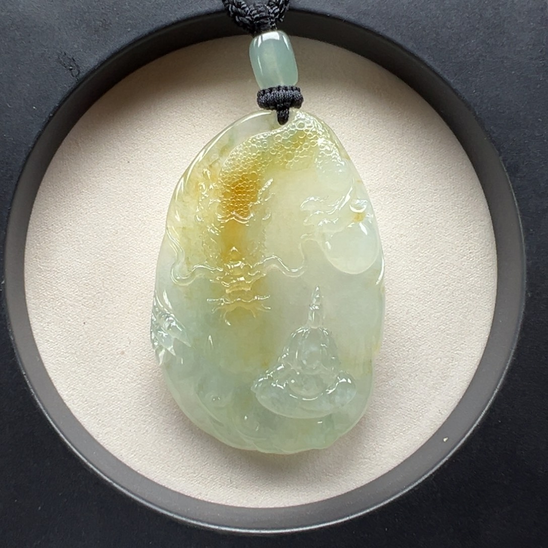 翡翠未镶嵌颈饰龙