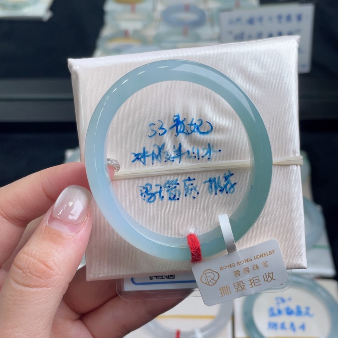 翡翠手镯未镶嵌翡翠