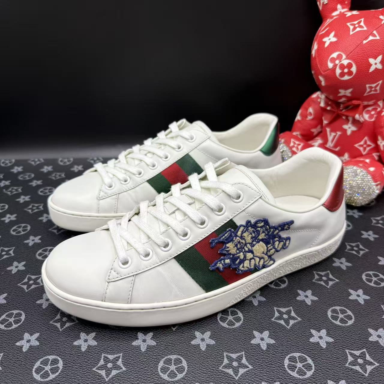 95新 GUCCI/古驰 男士白色小猪刺绣板鞋39.5欧码 ddm2810