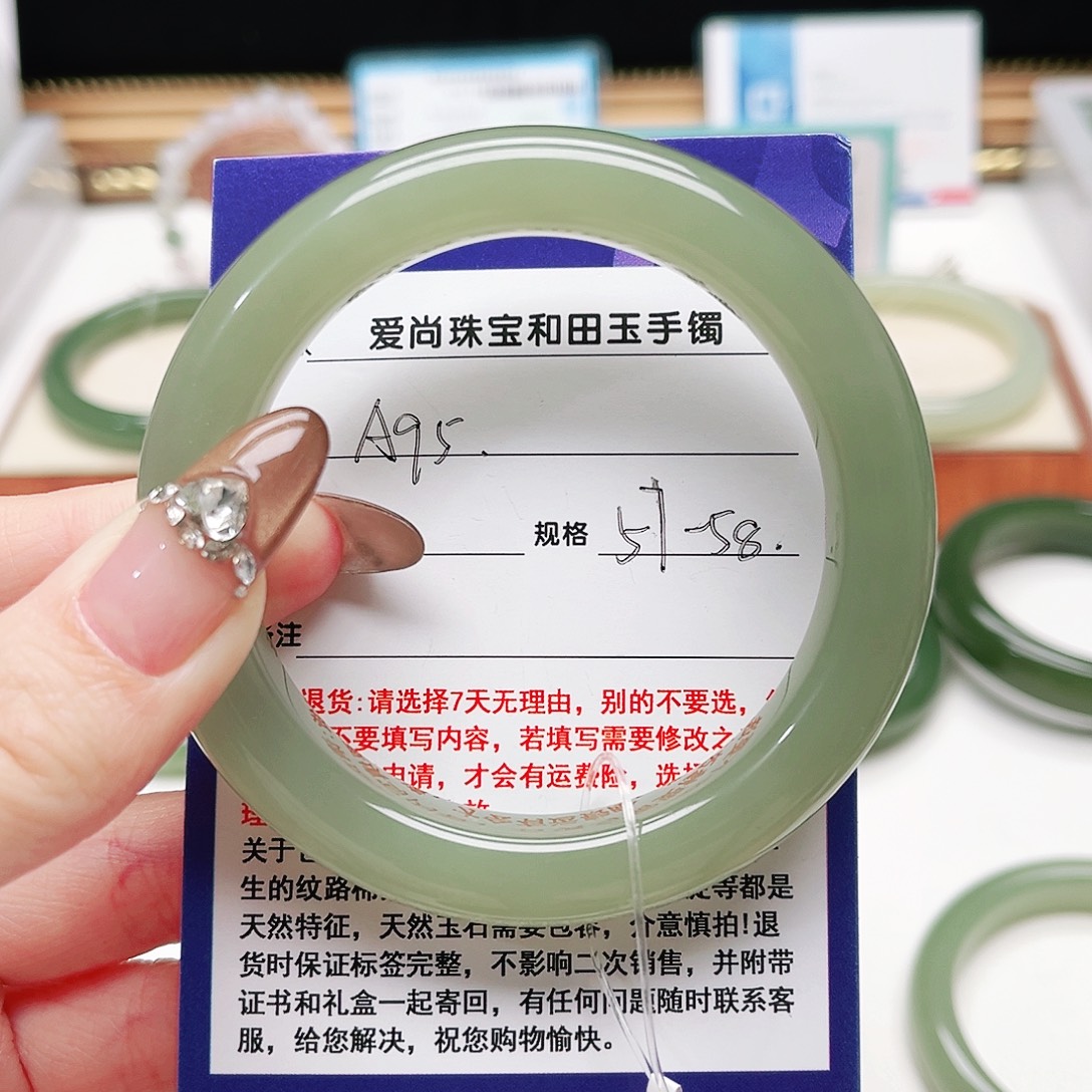 和田玉未镶嵌手镯
