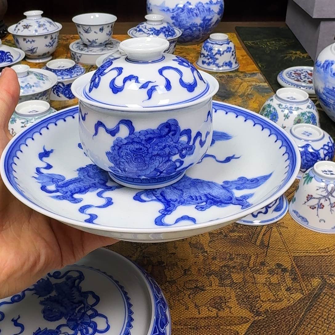 明逸堂青花狮子滚绣球盖碗壶承