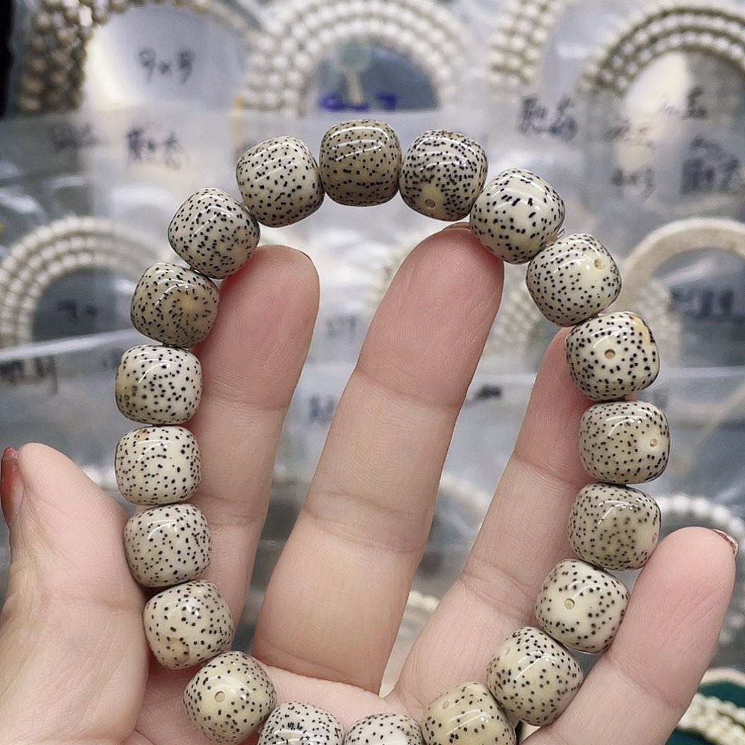 星月菩提吊坠石玉料12.11 氧化