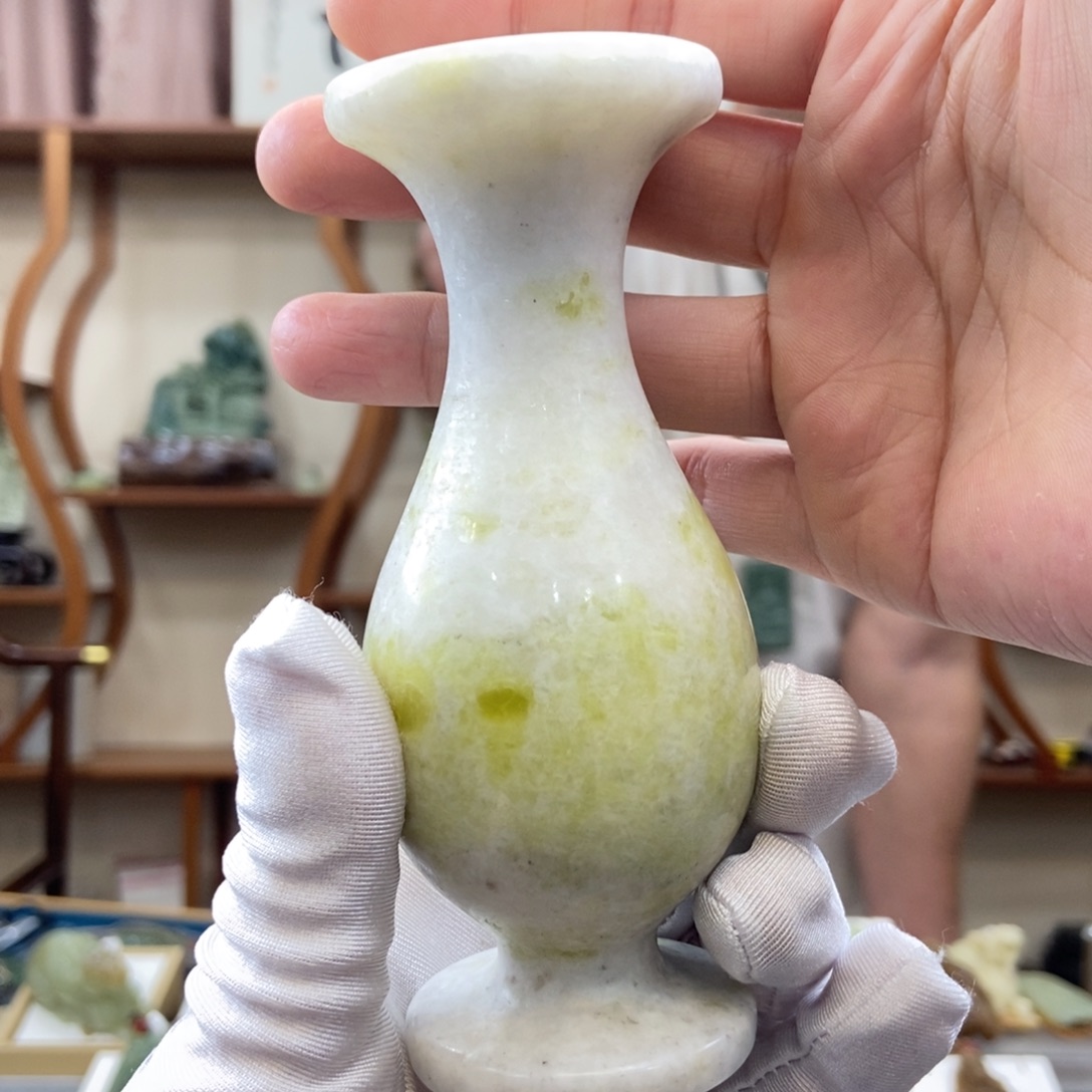 蛇纹石玉未镶嵌花瓶（多样性发一件