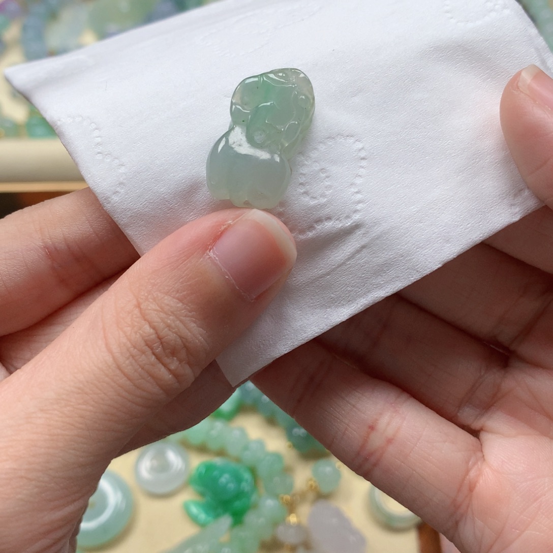 翡翠未镶嵌颈饰是