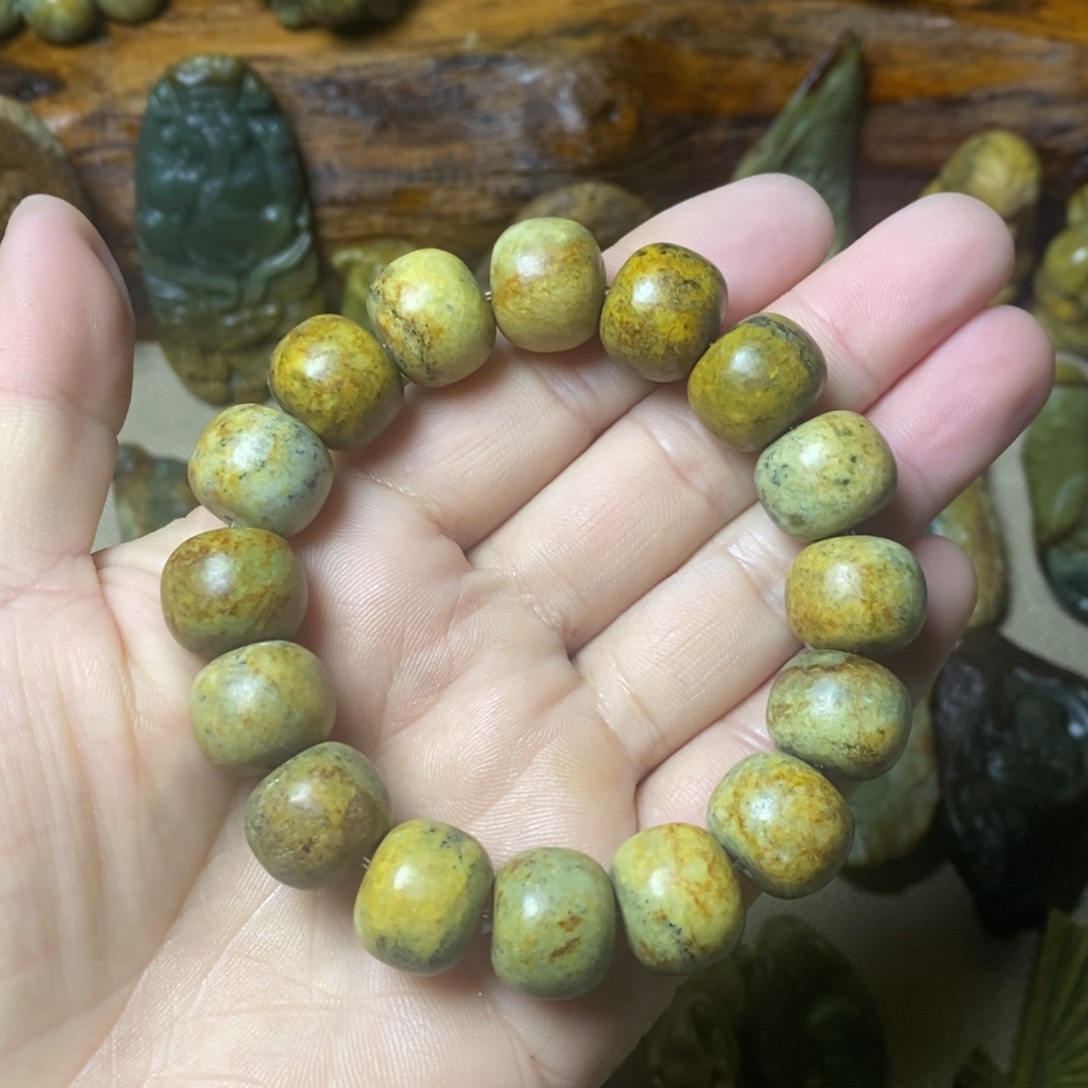 颈饰未镶嵌岫岩河磨玉（透闪石质玉）