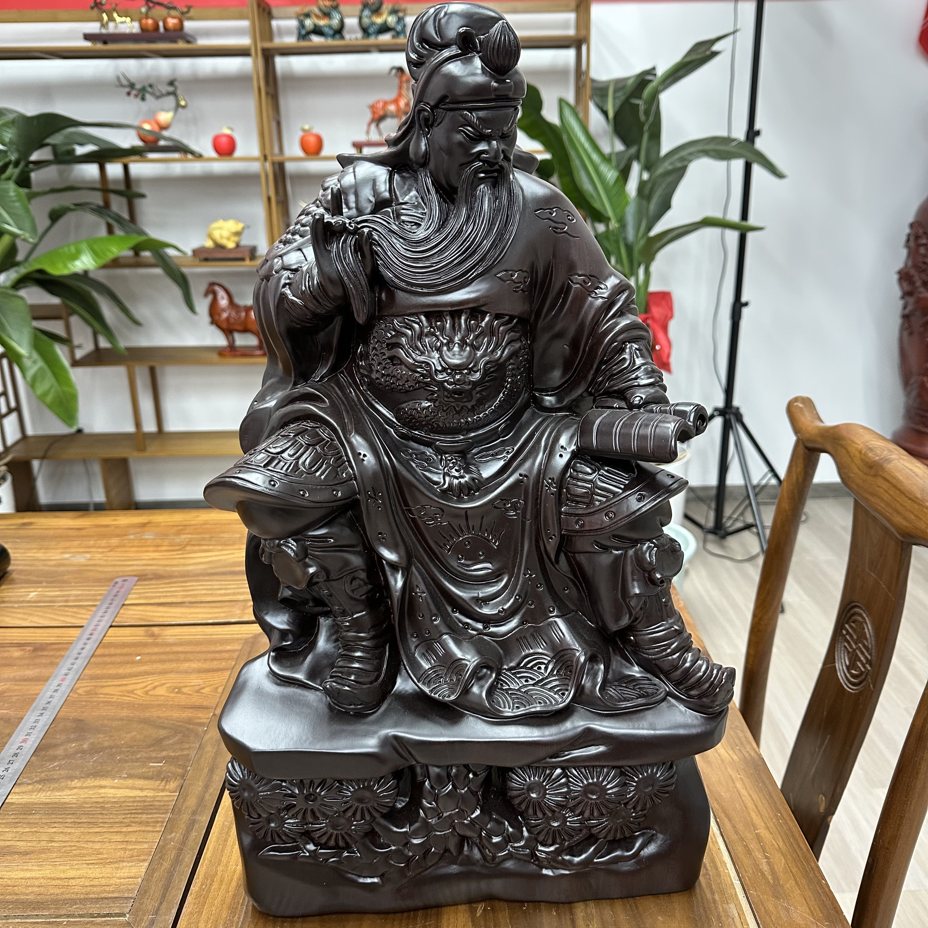 一厅【黑檀木雕看书大关公】长33宽17高60cm（介意摆件微瑕勿拍）