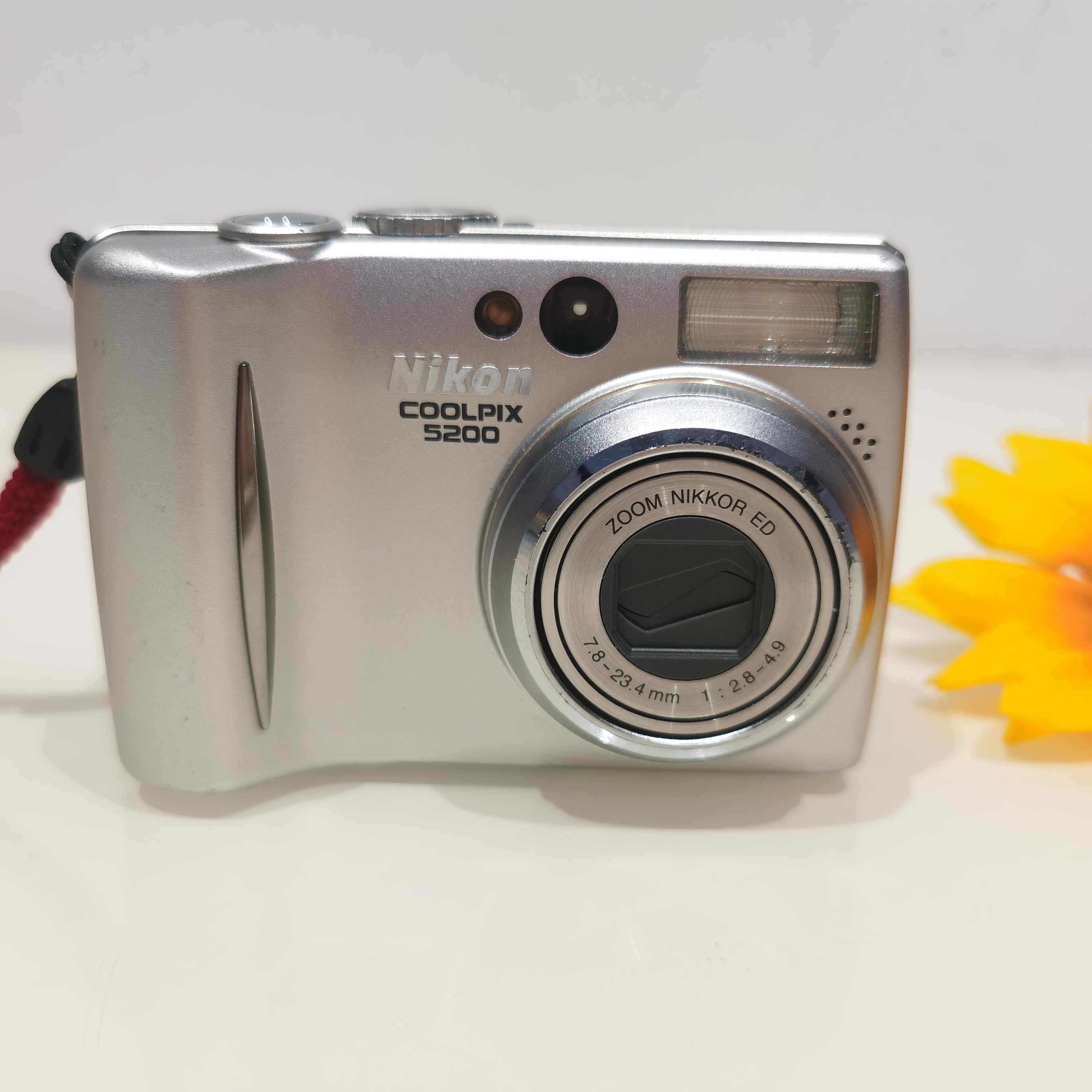 9新 Nikon/尼康 E5200带盒 带原装充电器电池 no退换