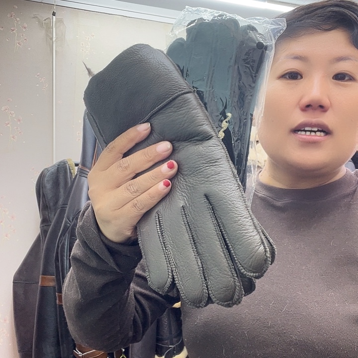 男女深色手套各一双