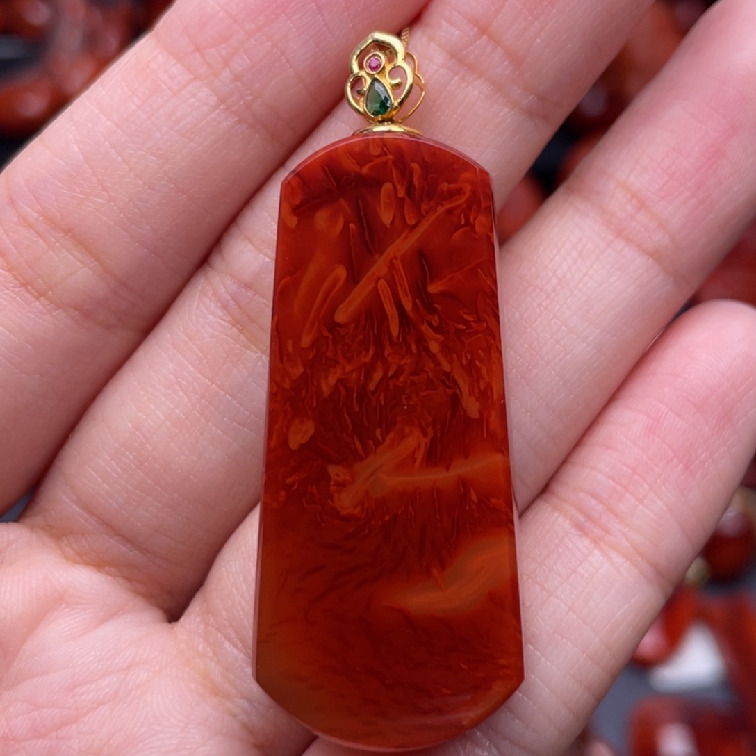 南红玛瑙18K金镶嵌珠宝奇石无事牌吊坠